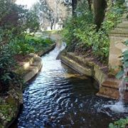 Il canale del dagone all'interno dei giardini