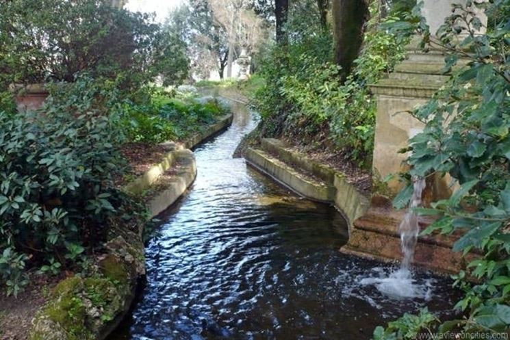 Il canale del dagone all'interno dei giardini