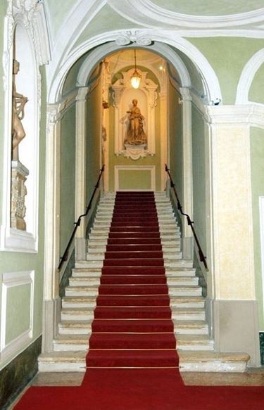 La scala dingresso di Palazzo Patrizi