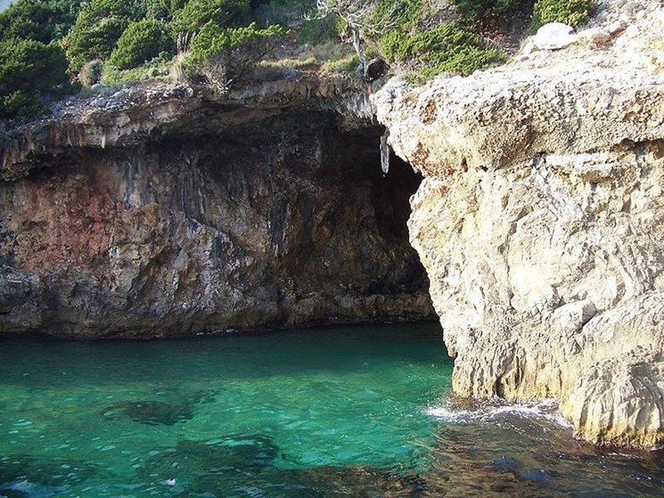 Grotta all'interno del parco