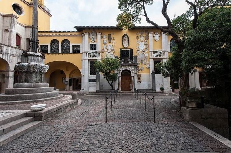 La piazzetta Dalmata con la facciata della Prioria