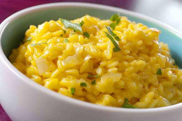 Piatto di risotto allo zafferano