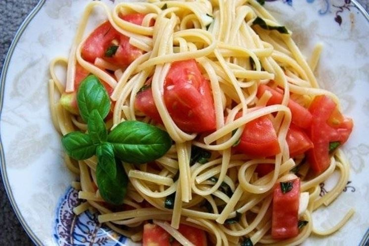 piatto di spaghetti con basilico