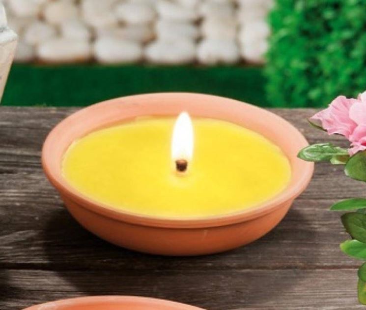 Una candela di citronella