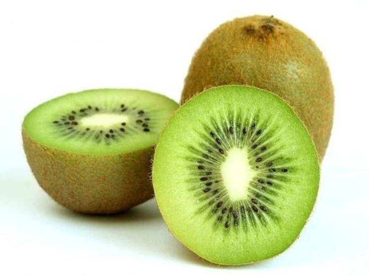 Kiwi tagliato trasversalmente.