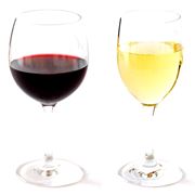 Gioco di contrasti tra vino bianco e rosso