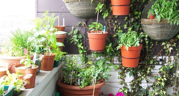 Arredo su terrazzo composto da pannelli grigliati e fioriere su