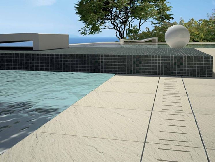 Piastrelle per bordo piscina piantare le piante migliori ... Pavimentazione per bordo piscina